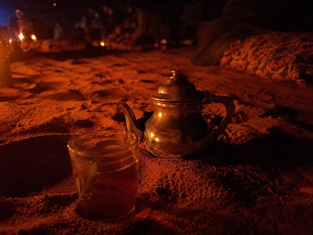 théière dans le sable