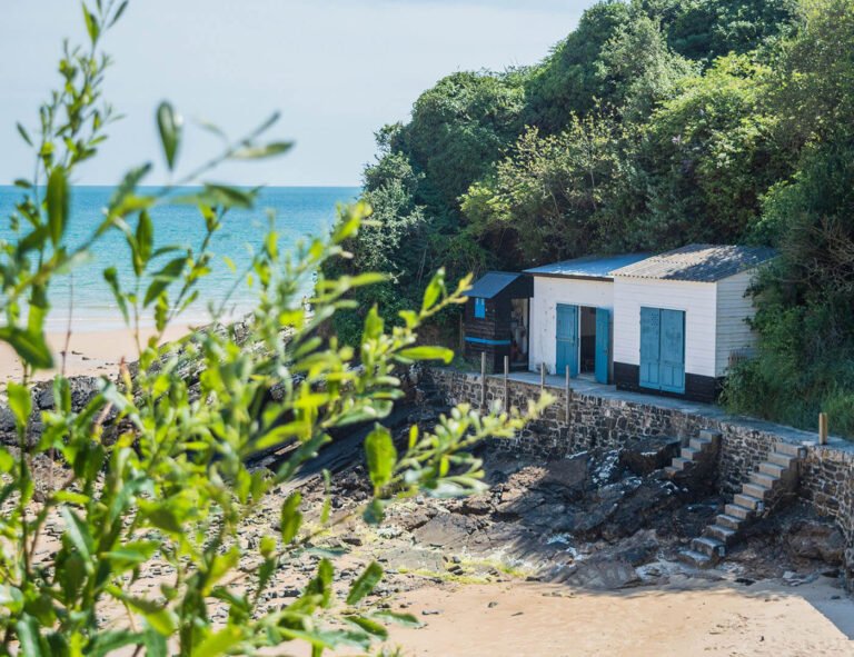 petite maison de plage normande au bord de la mer