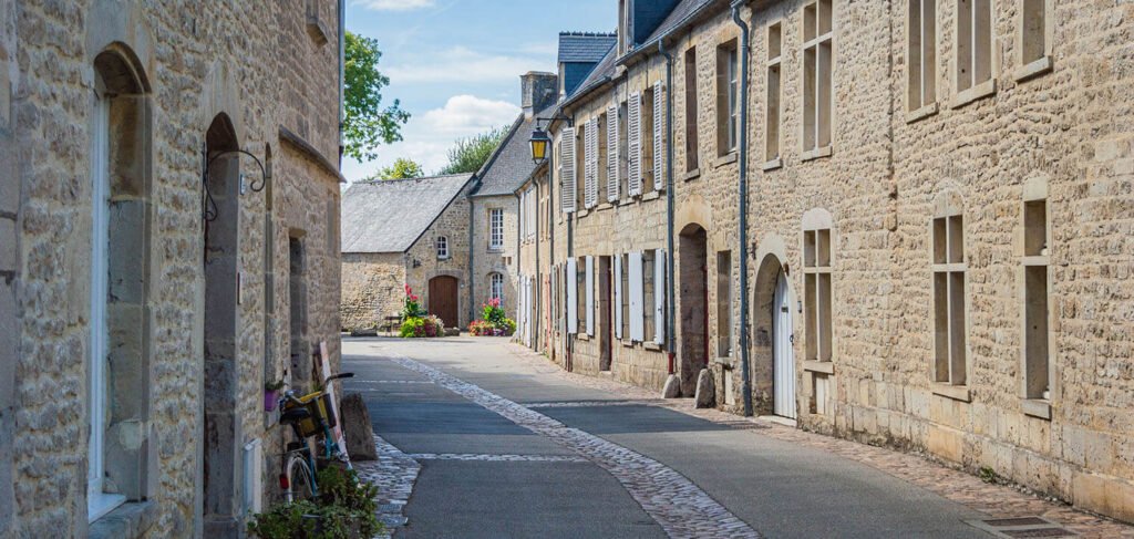petite ruelle aux maisons de pierre