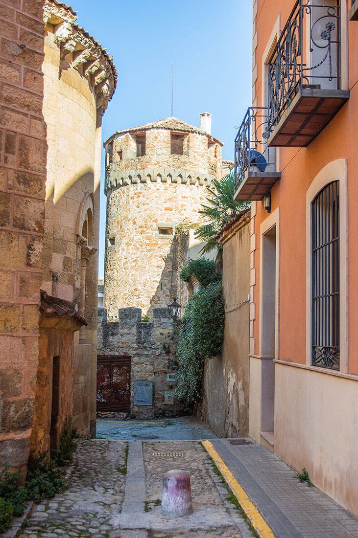 Tour fortifiée dans ruelle espagnole
