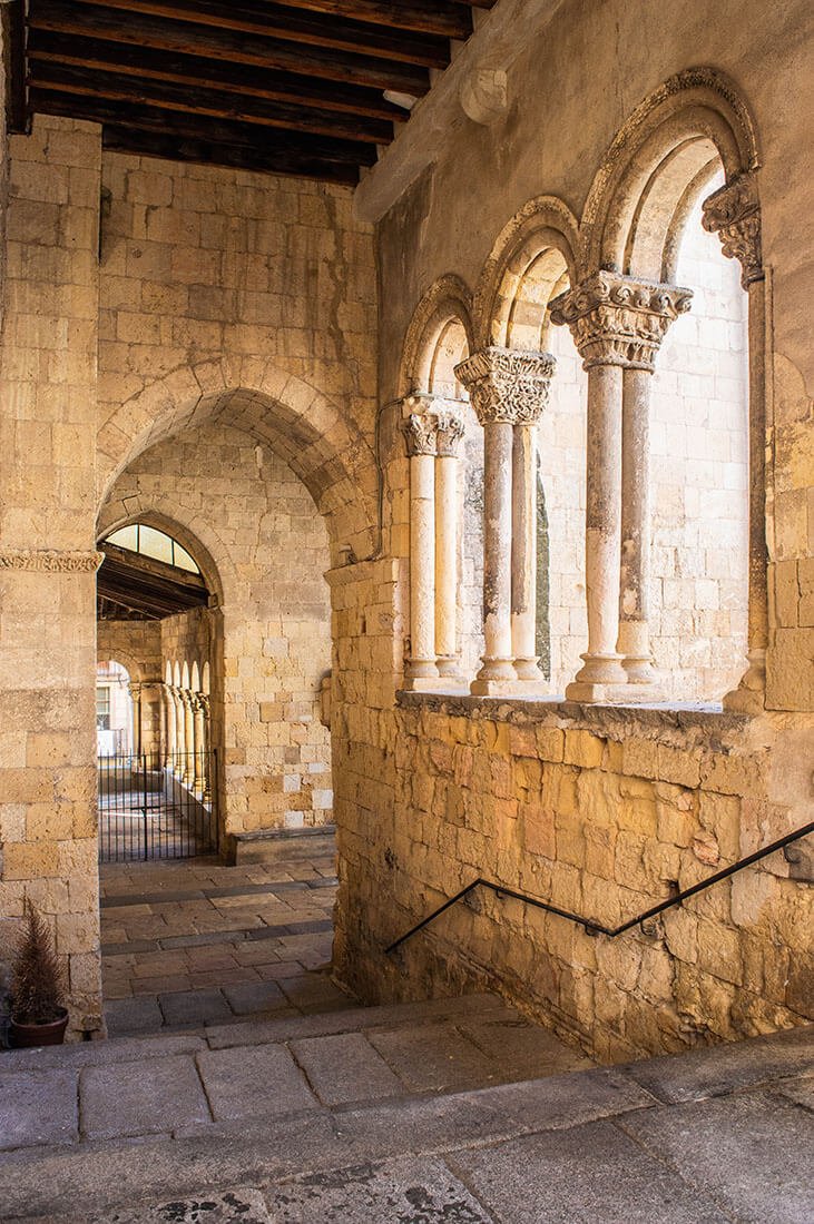 Allée d'une église en Espagne