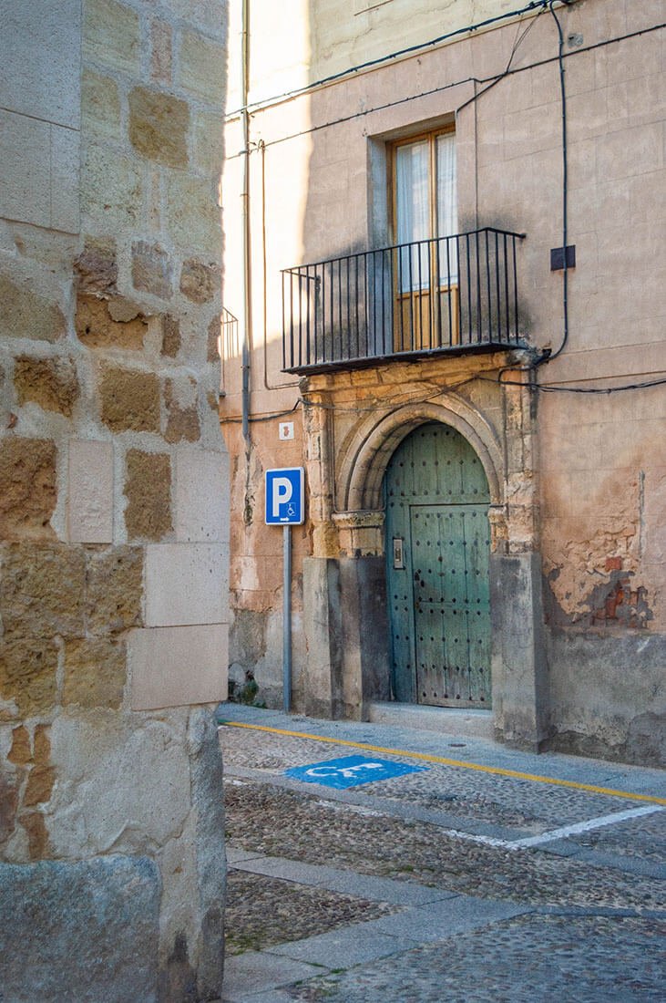 Vieille porte dans centre historique