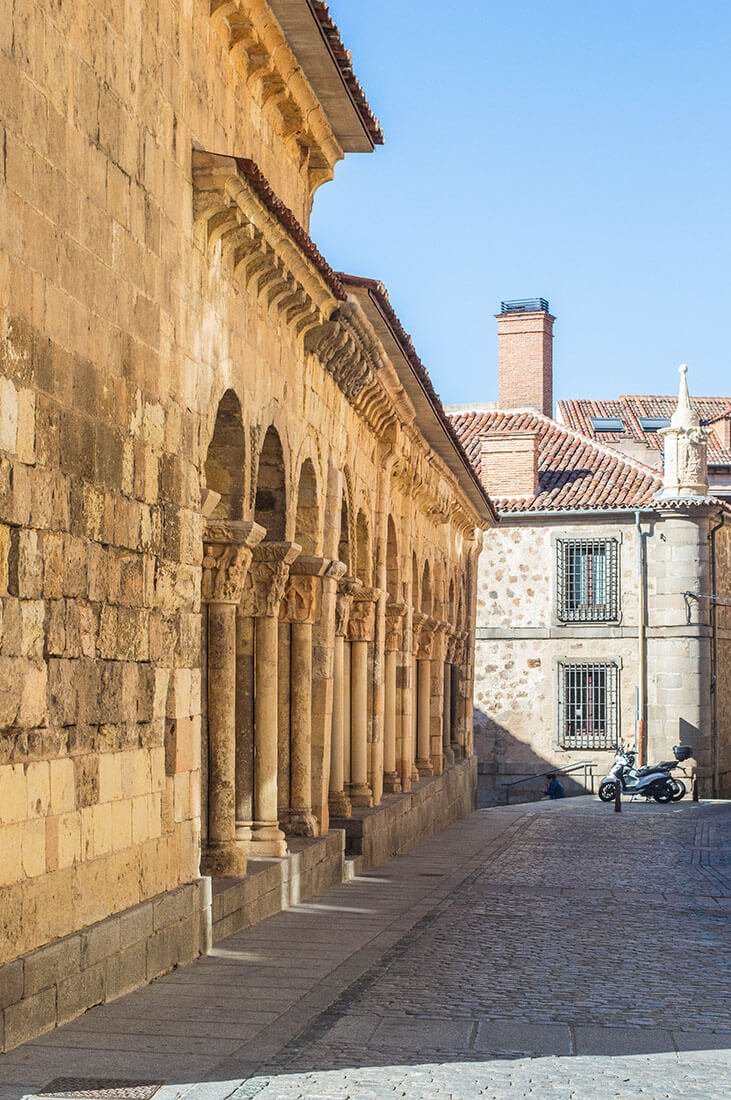 Palais dans ville médiévale