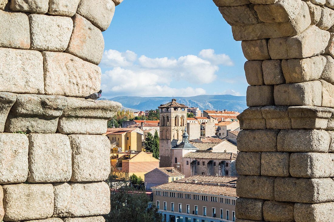 Vue sur ville ancienne en Espagne