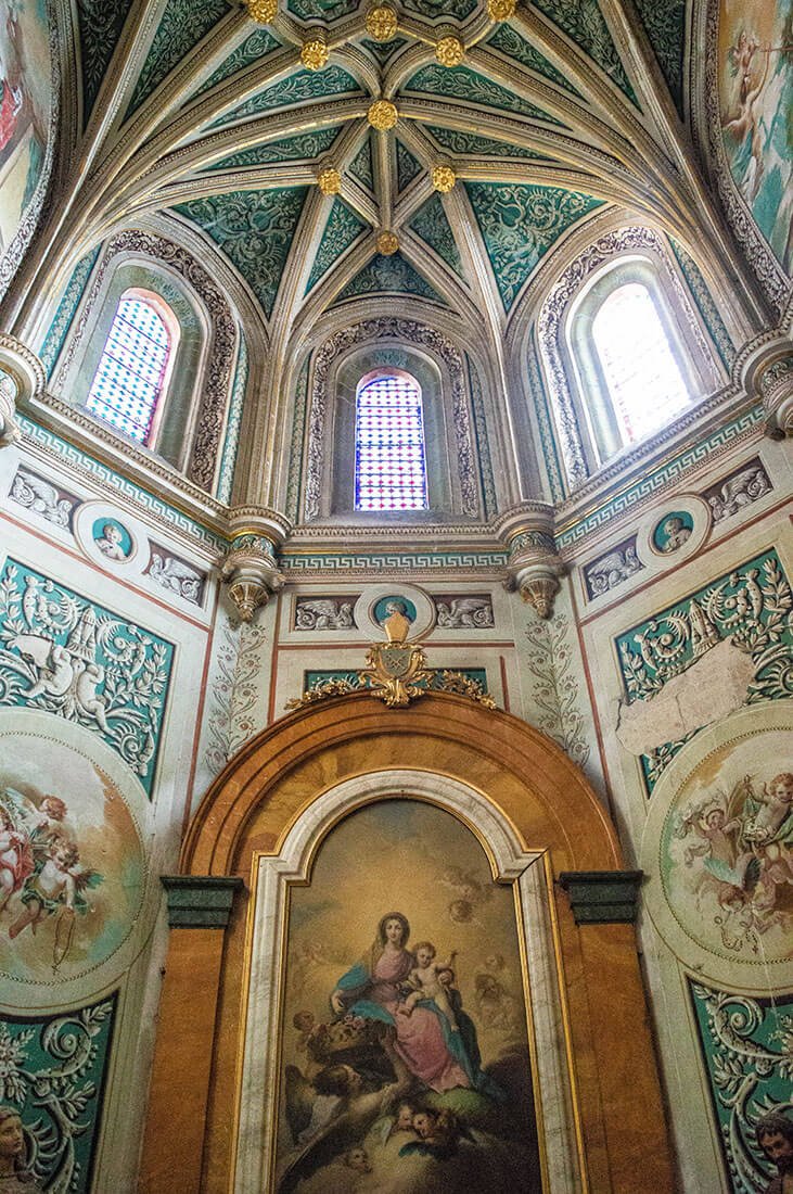 chœur peint d'une église en Espagne