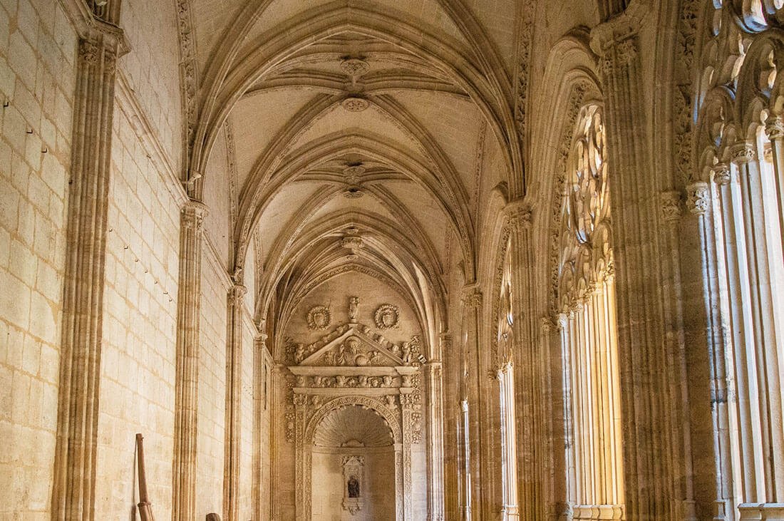 Allée d'un cloître en Espagne