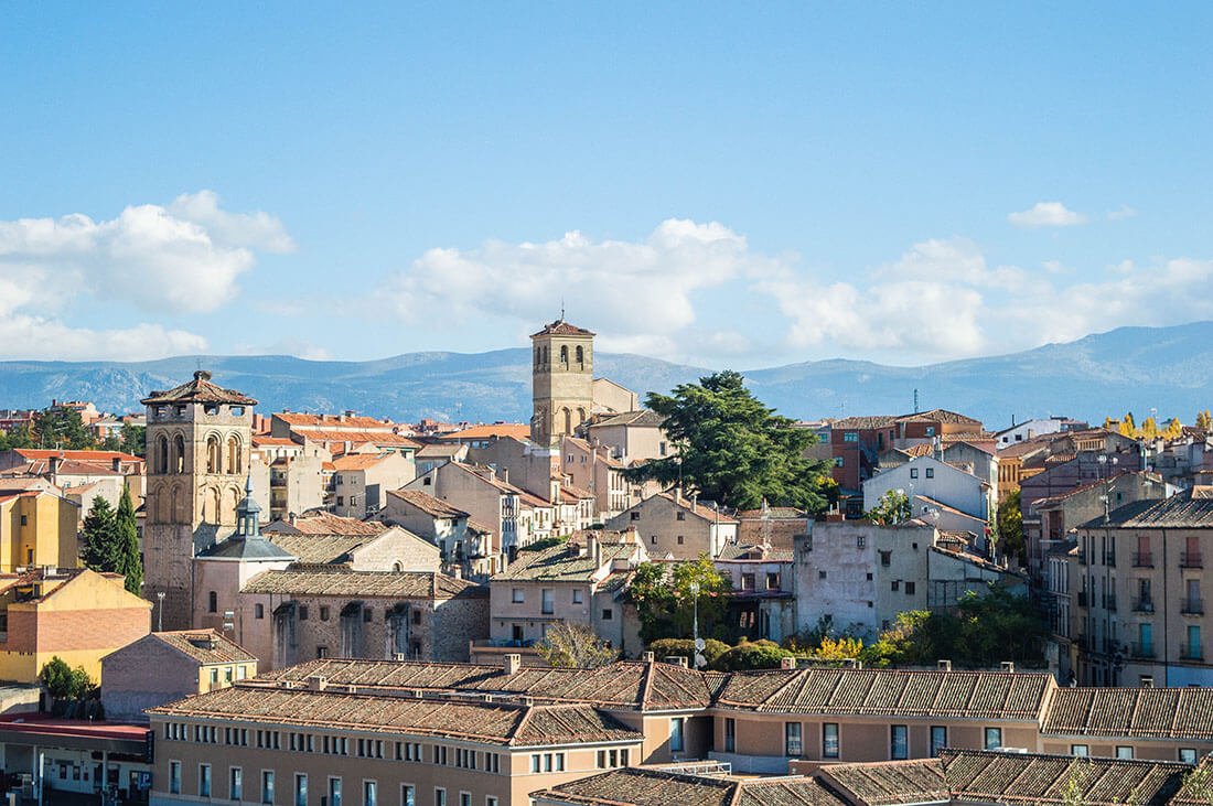 Clocher et toits de ville en Espagne