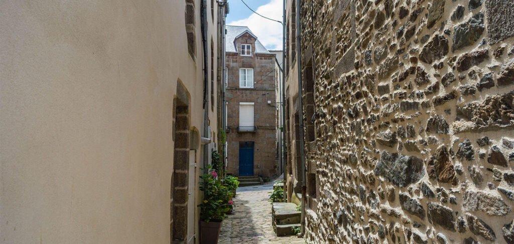ruelle pavée avec vieilles maisons