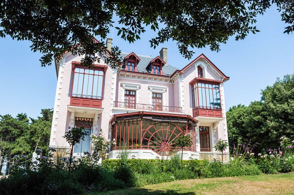 maison de créateur avec grand jardin fleuri