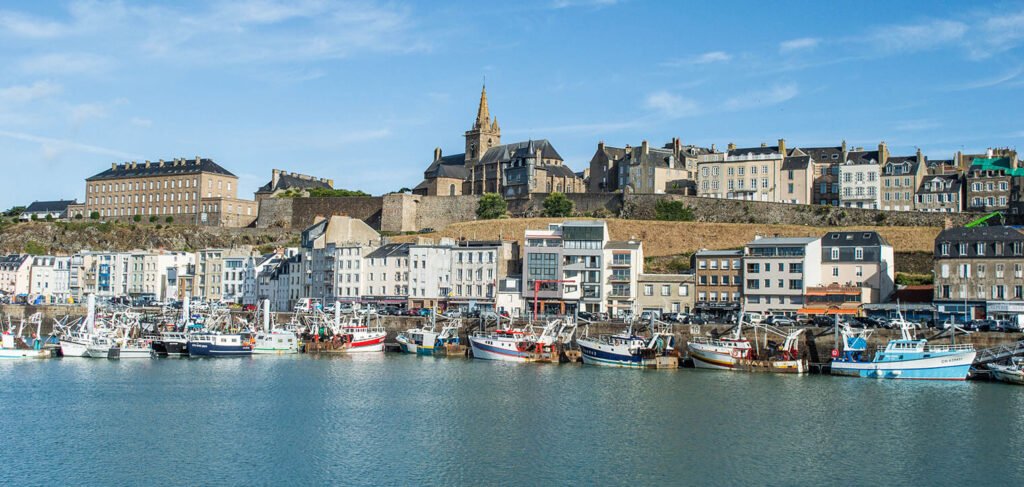 port de pêche normand avec vieux bateaux