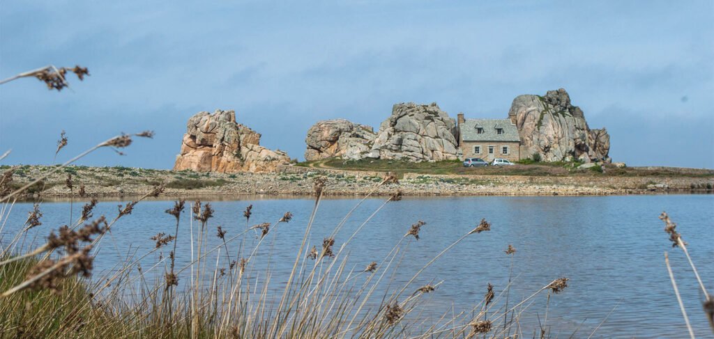 petite maison entre deux rochers