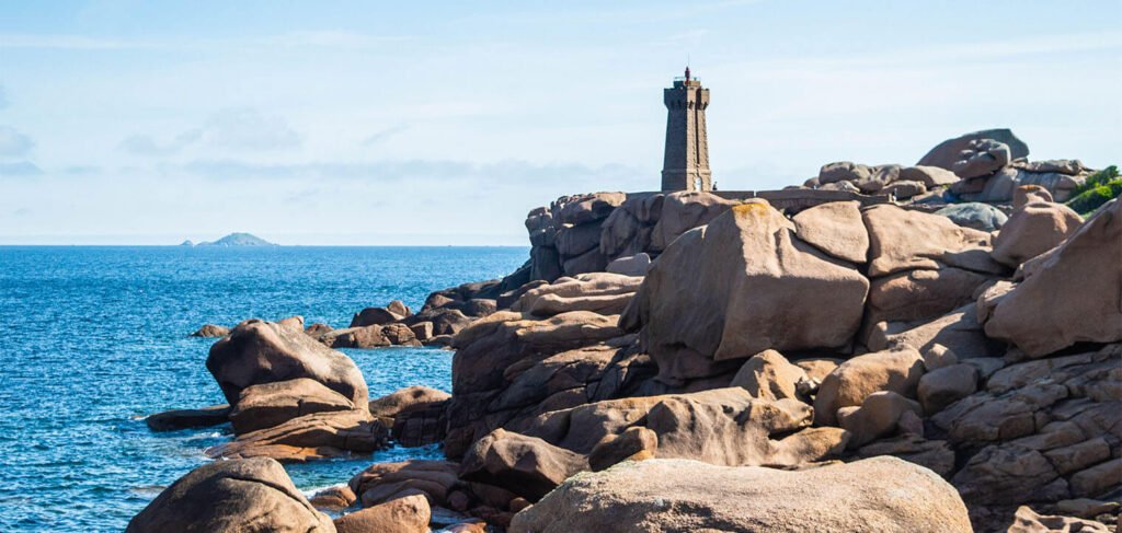 phare emblématique de la côte de granit rose
