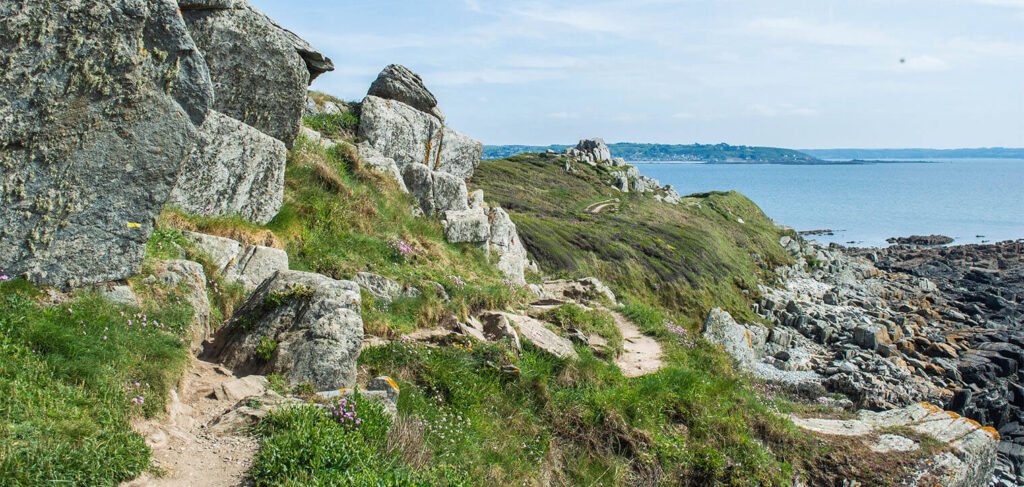 rochers et sentiers avec vue sur la mer