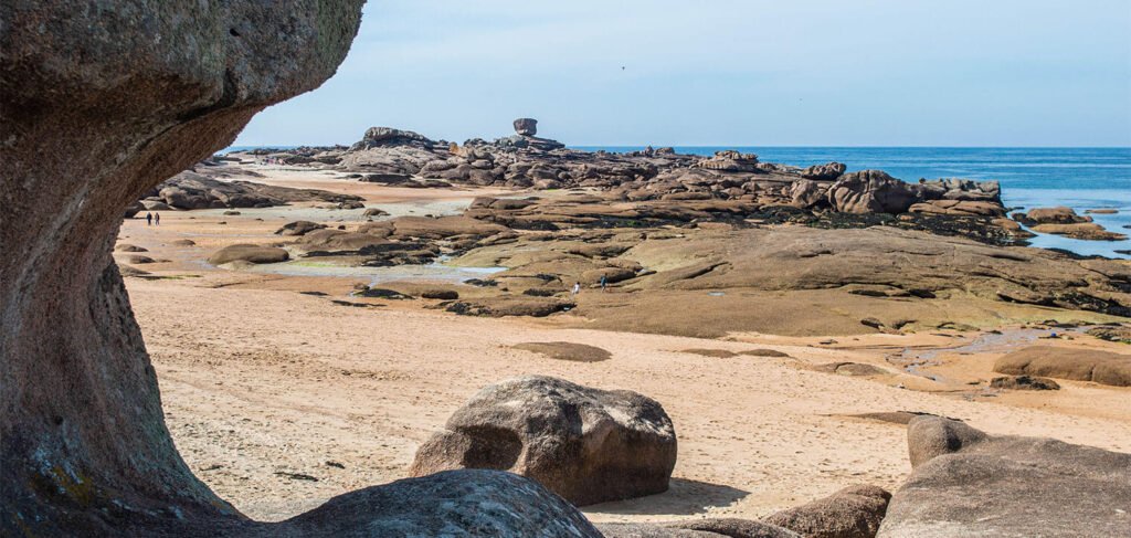 rochers, sable et belle plage