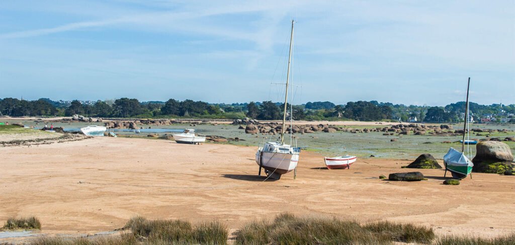 bateaux à marée basse à Trégastel